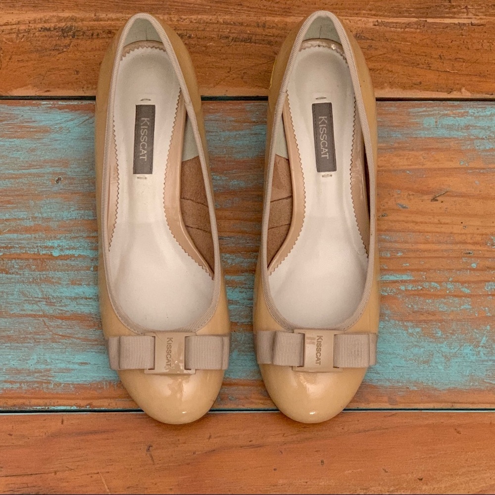 KISSCAT Tan Patent Bow Heels